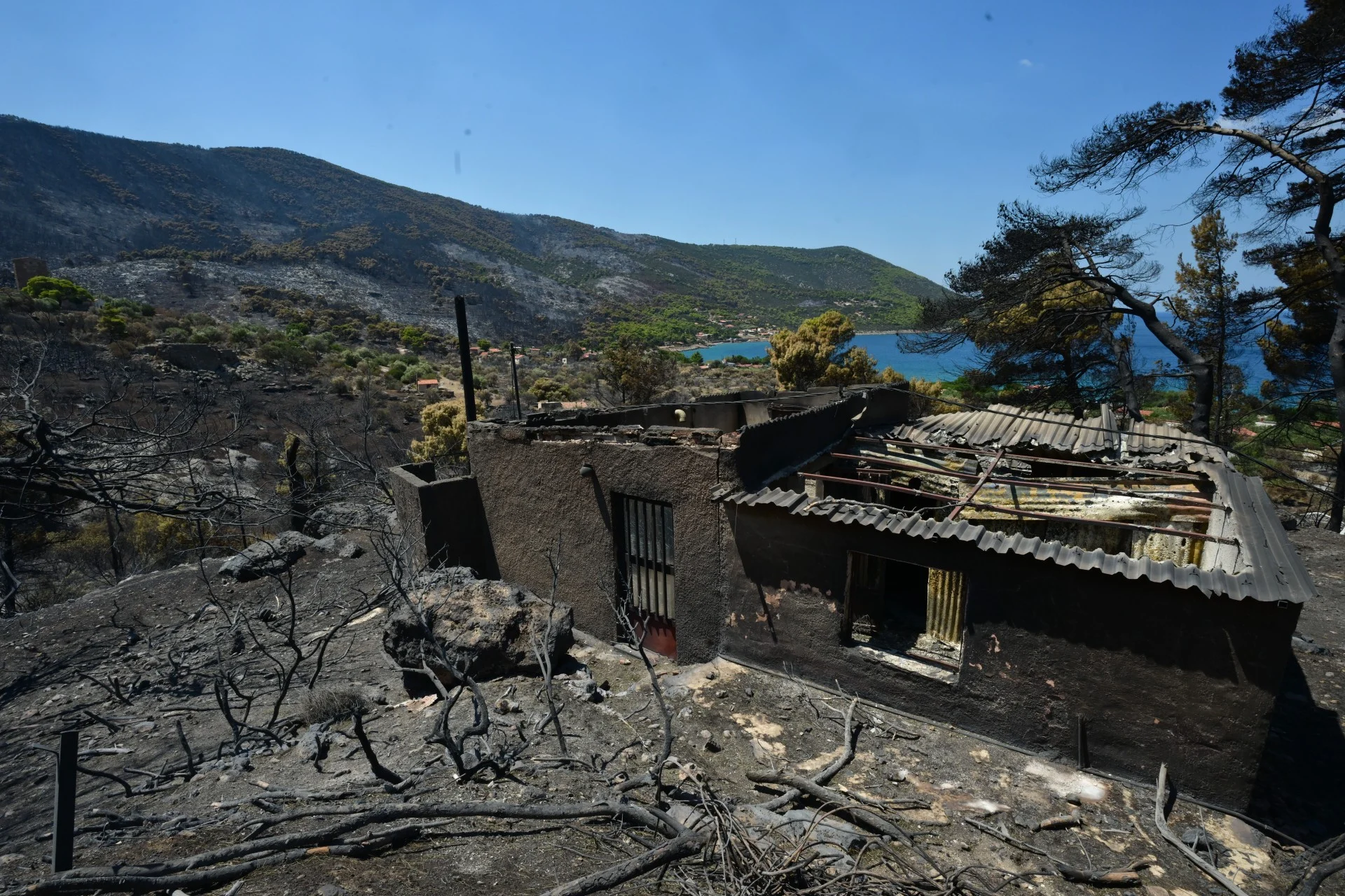 Σκηνικό ολέθρου αφήνει πίσω της η μεγάλη πυρκαγιά στη δυτική Αττική (φωτογραφίες)