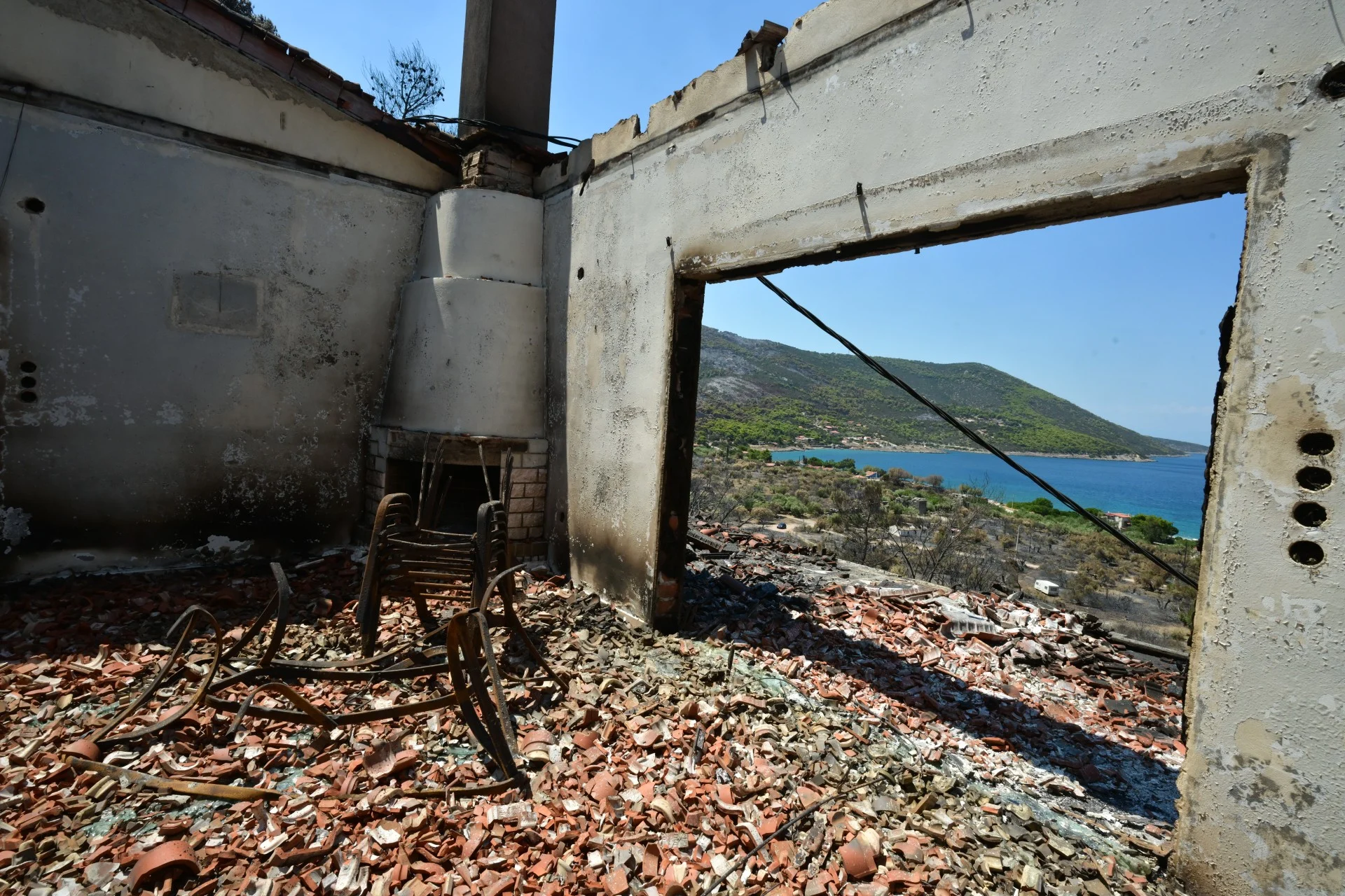 Μετά τις πυρκαγιές: 112 «κόκκινα» κτίρια στη Δυτική Αττική