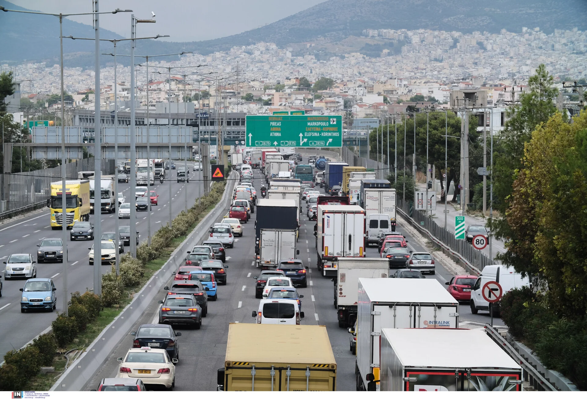 Διακοπή κυκλοφορίας στην Εθνική Οδό Αθηνών-Λαμίας λόγω ανατροπής φορτηγών