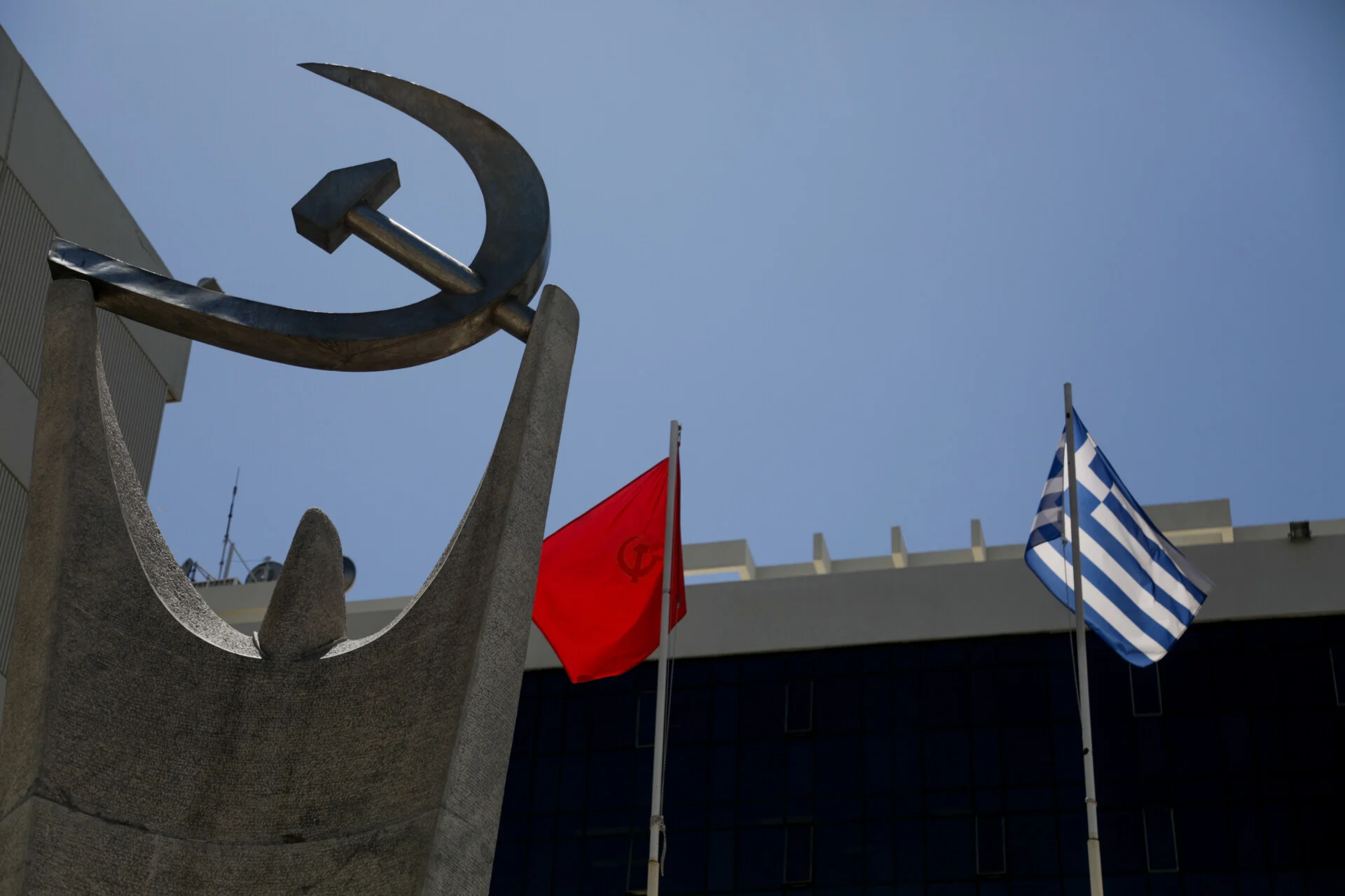 Τροπολογία ΚΚΕ για την επαναφορά του 13ου και 14ου μισθού και σύνταξης