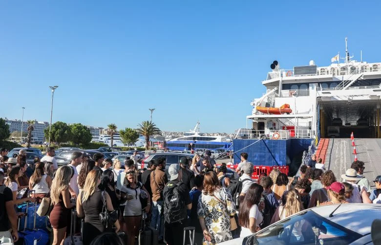Κορυφώνεται η έξοδος των αδειούχων – Χιλιάδες επιβάτες αναχωρούν από τα λιμάνια
