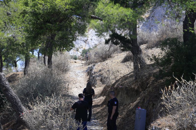 Σε 57χρονη από την Κυψέλη ανήκει η σορός που βρέθηκε σε σπηλιά στον Λυκαβηττό – Φαίνεται ότι έχασε τη ζωή της μετά από πτώση