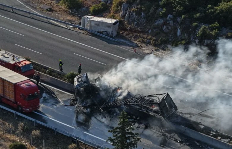 Εικόνες σοκ από το δυστύχημα στην Αθηνών-Λαμίας – Aποκαταστάθηκε μερικώς η κυκλοφορία