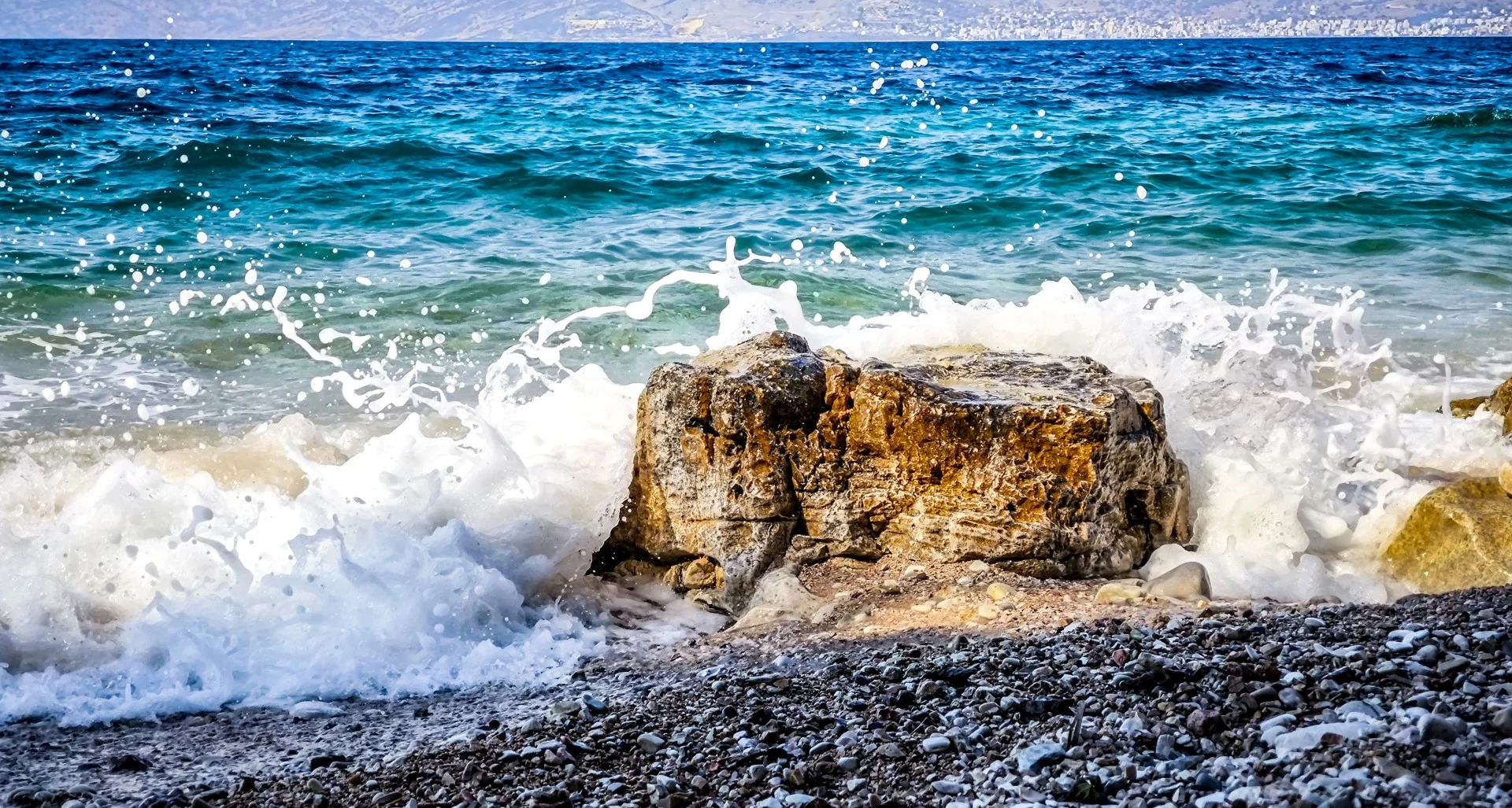 Ζέστη με λίγες νεφώσεις, έως τους 38 βαθμούς ο υδράργυρος – Μελτέμι έως 7 μποφόρ στο Αιγαίο