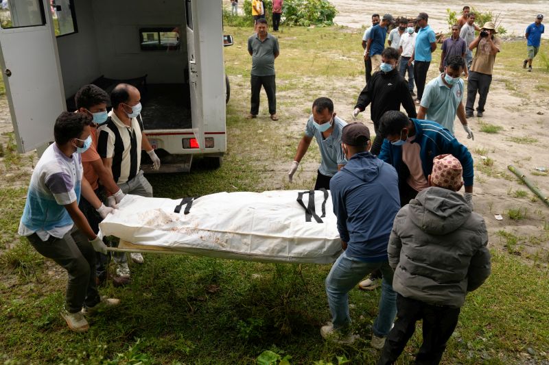 Η χώρα θάβει τους νεκρούς της που είναι πάνω από 900 – 4.247 άνθρωποι αγνοούνται – News.gr