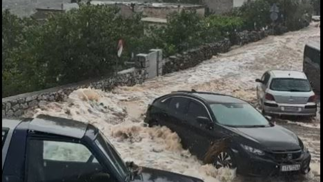 Σφοδρή κακοκαιρία στη Μάνη – Πλημμύρες και παρασυρμένα αυτοκίνητα