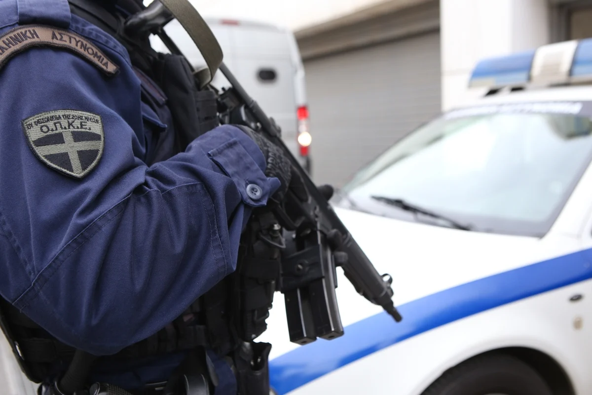 Χειροπέδες σε 28χρονο για τα πυρά σε 14χρονο και τη μητέρα του