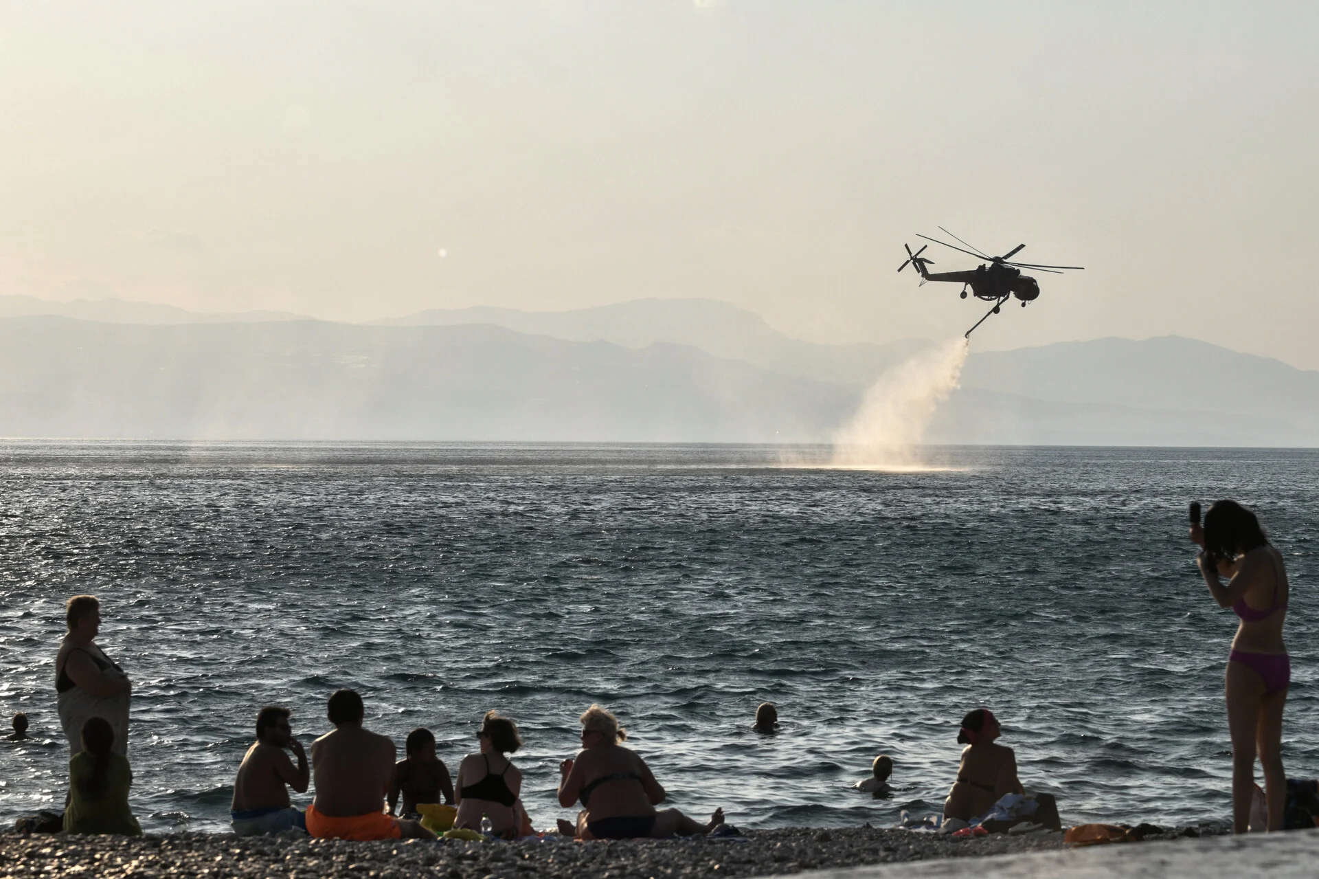 Φωτιά τώρα στην παραλία Οφρυνίου