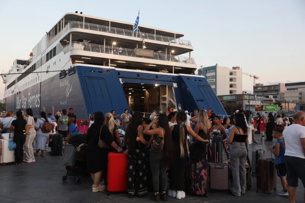 Αυξημένη αναμένεται η έξοδος από τα λιμάνια της Αττικής παρά τα προβλήματα που έχουν δημιουργήσει οι ισχυροί άνεμοι