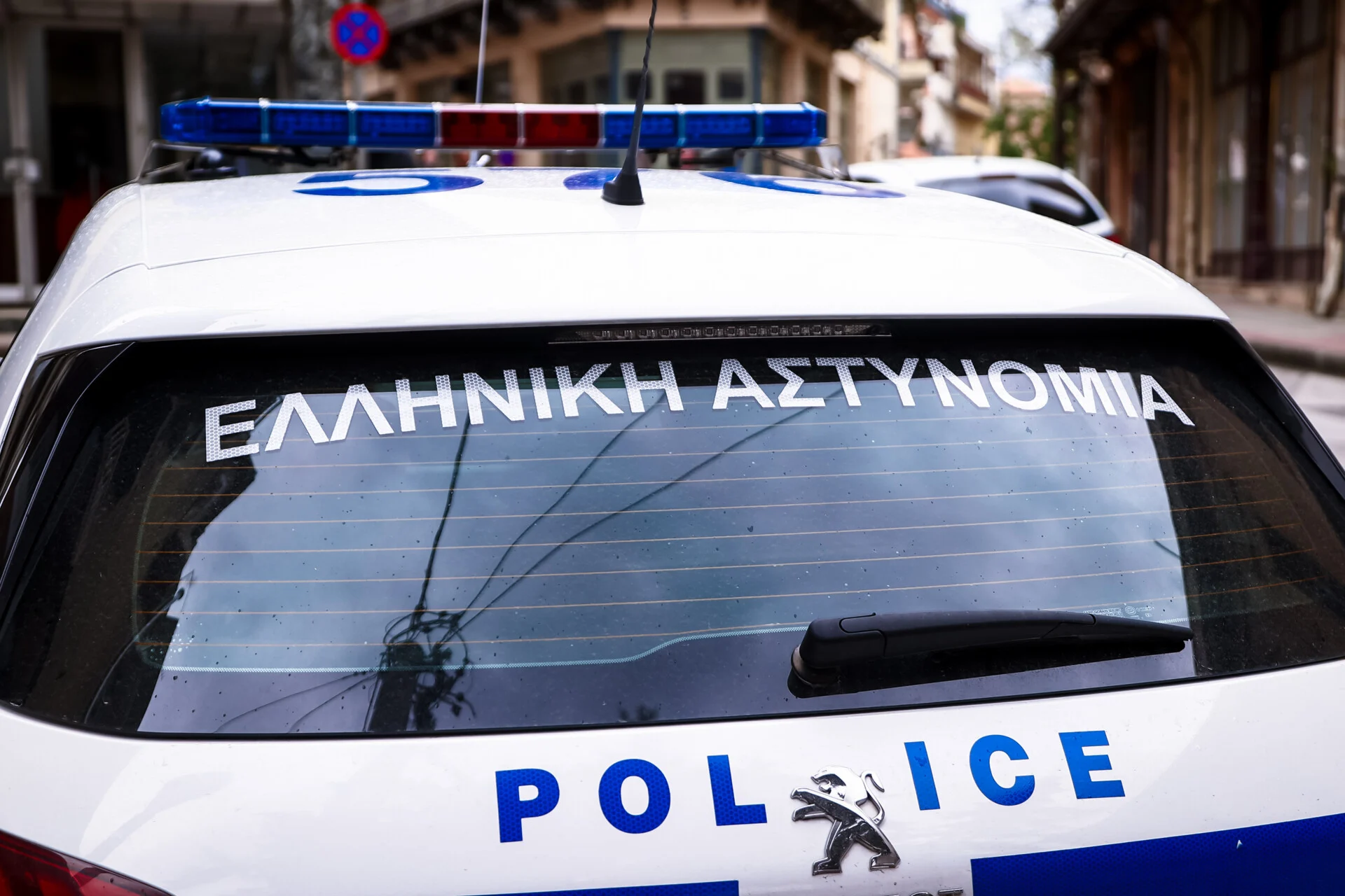 Πειραιάς: Συνελήφθησαν επ' αυτοφώρω να ανοίγουν διαμέρισμα