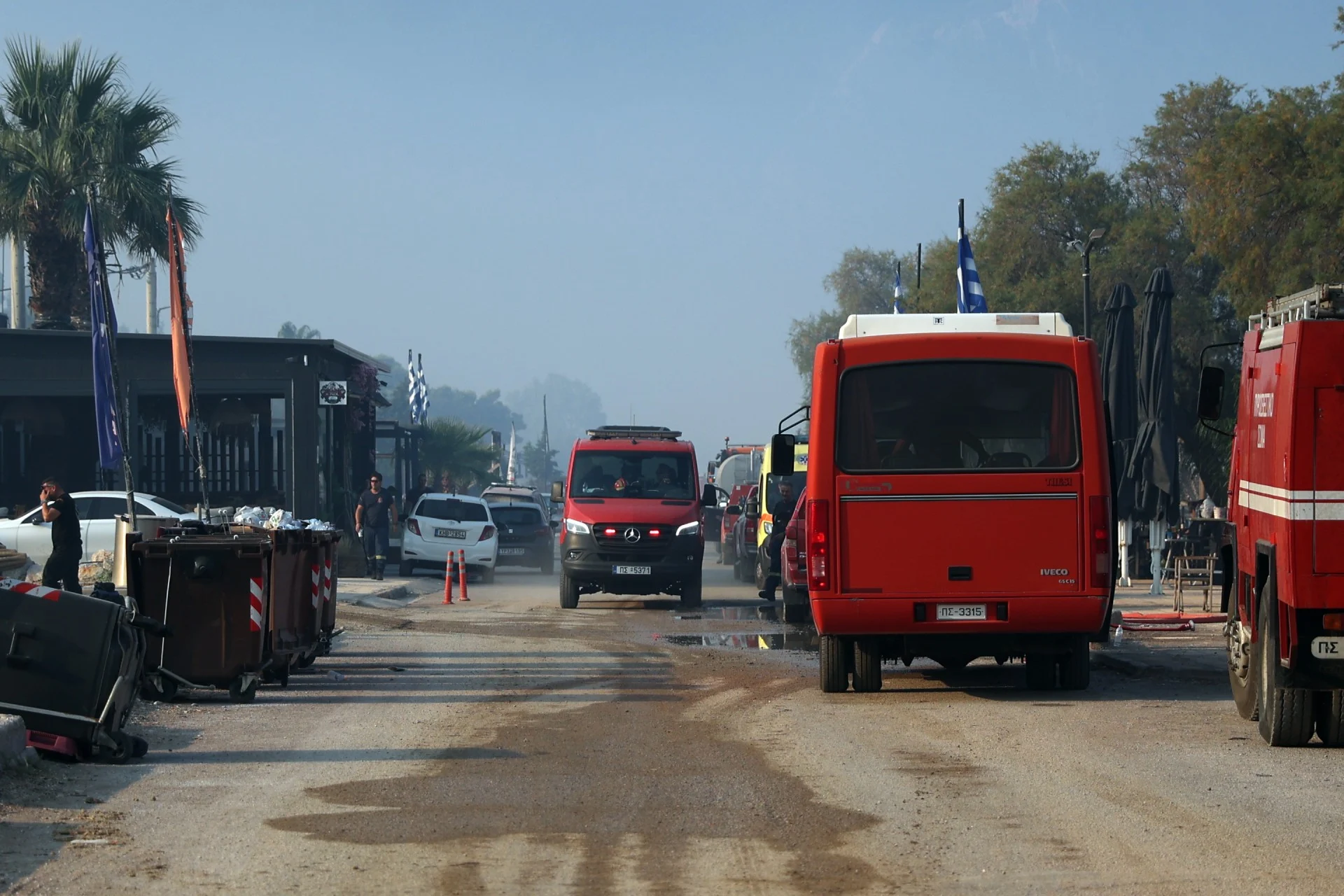 Δεν αφέθηκαν χωρίς τροφή ή νερό οι δυνάμεις που επιχειρούσαν στη Δυτική Αττική