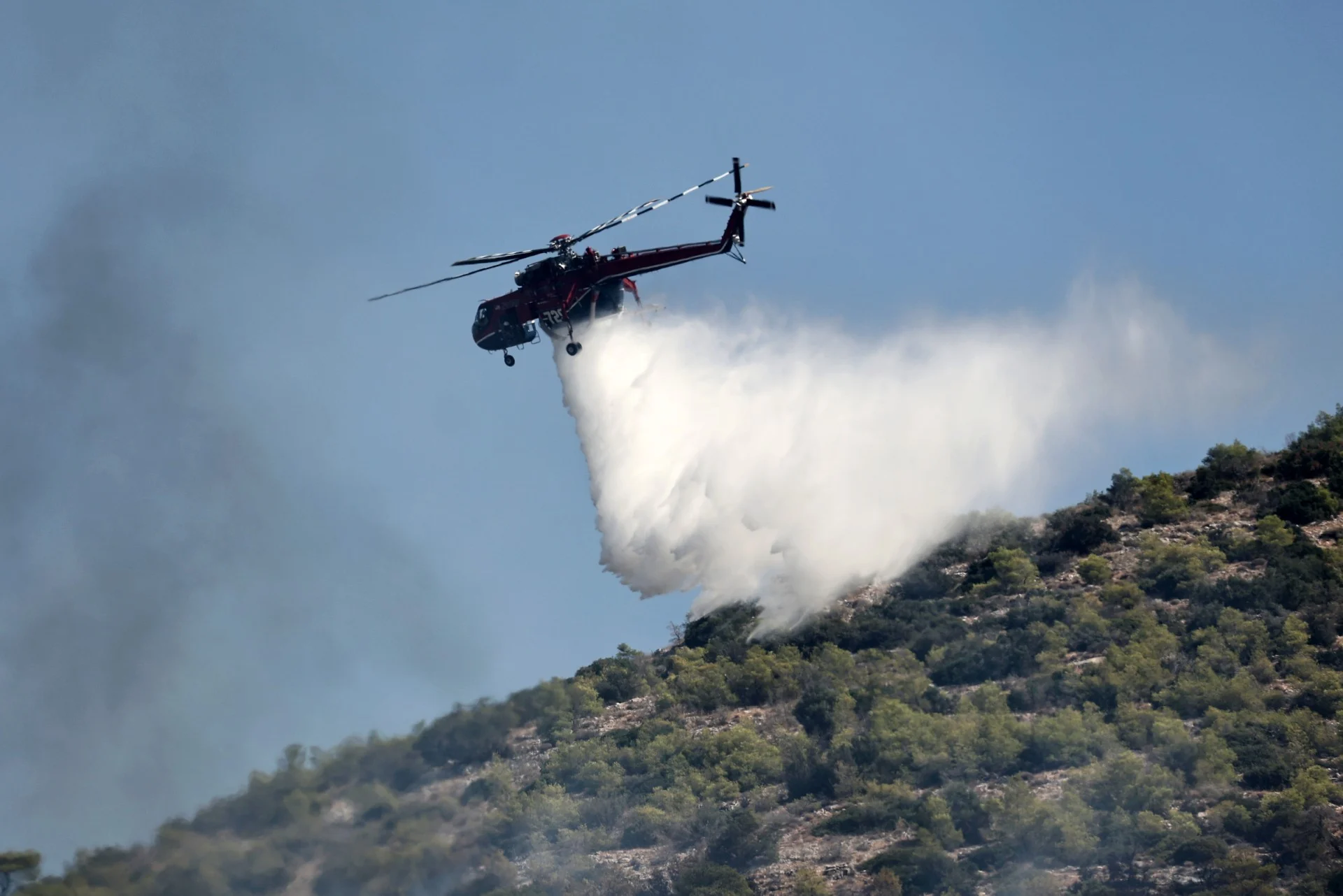 Δασική πυρκαγιά στη Σούδα Ρεθύμνου: Μήνυμα 112 για εκκένωση