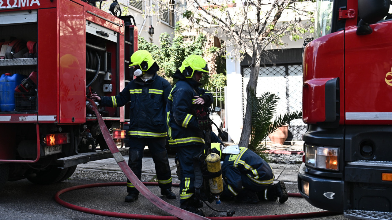 Φωτιά σε ακατοίκητο κτίριο στην οδό Κουμουνδούρου - Απεγκλωβίστηκε άτομο
