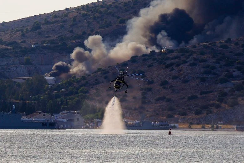 Υπό έλεγχο ο κίνδυνος επέκτασης της φωτιάς στην Σαλαμίνα – News.gr