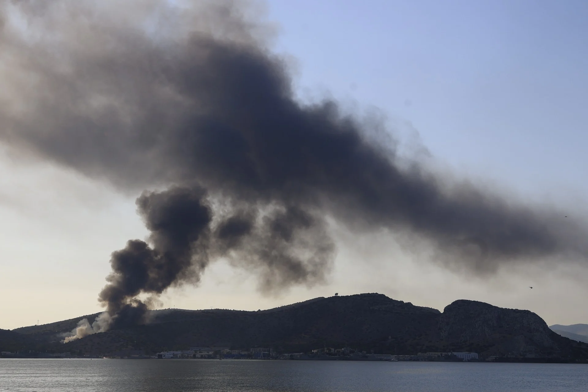 Φωτιά στο Ελληνικό Σαλαμίνας: «Δεν προέρχονται από στρατιωτικό υλικό οι εκρήξεις που ακούστηκαν»