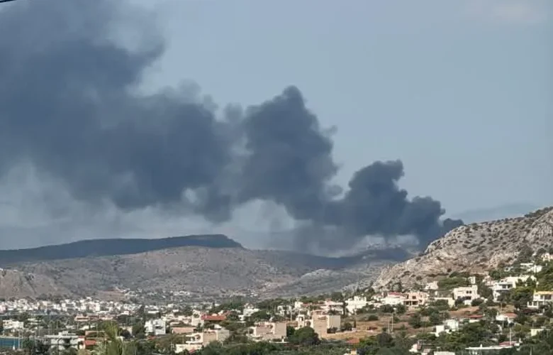 Έπιασε φωτιά κοντά στον Ναύσταθμο Σαλαμίνας – Αναφορές από κατοίκους για εκρήξεις
