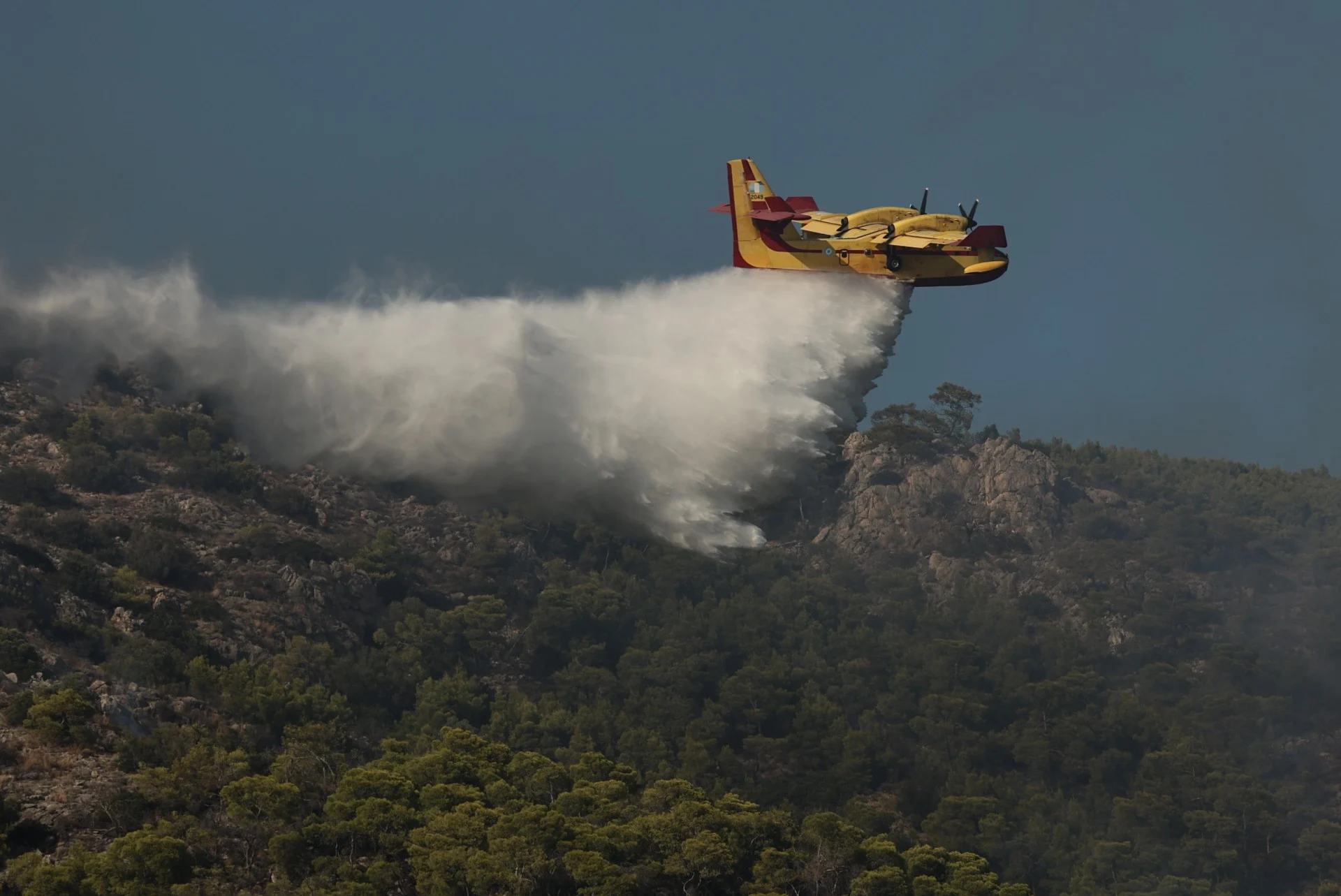 Πυρκαγιά στη Σαλαμίνα: Αποκαταστάθηκε η κυκλοφορία των οχημάτων