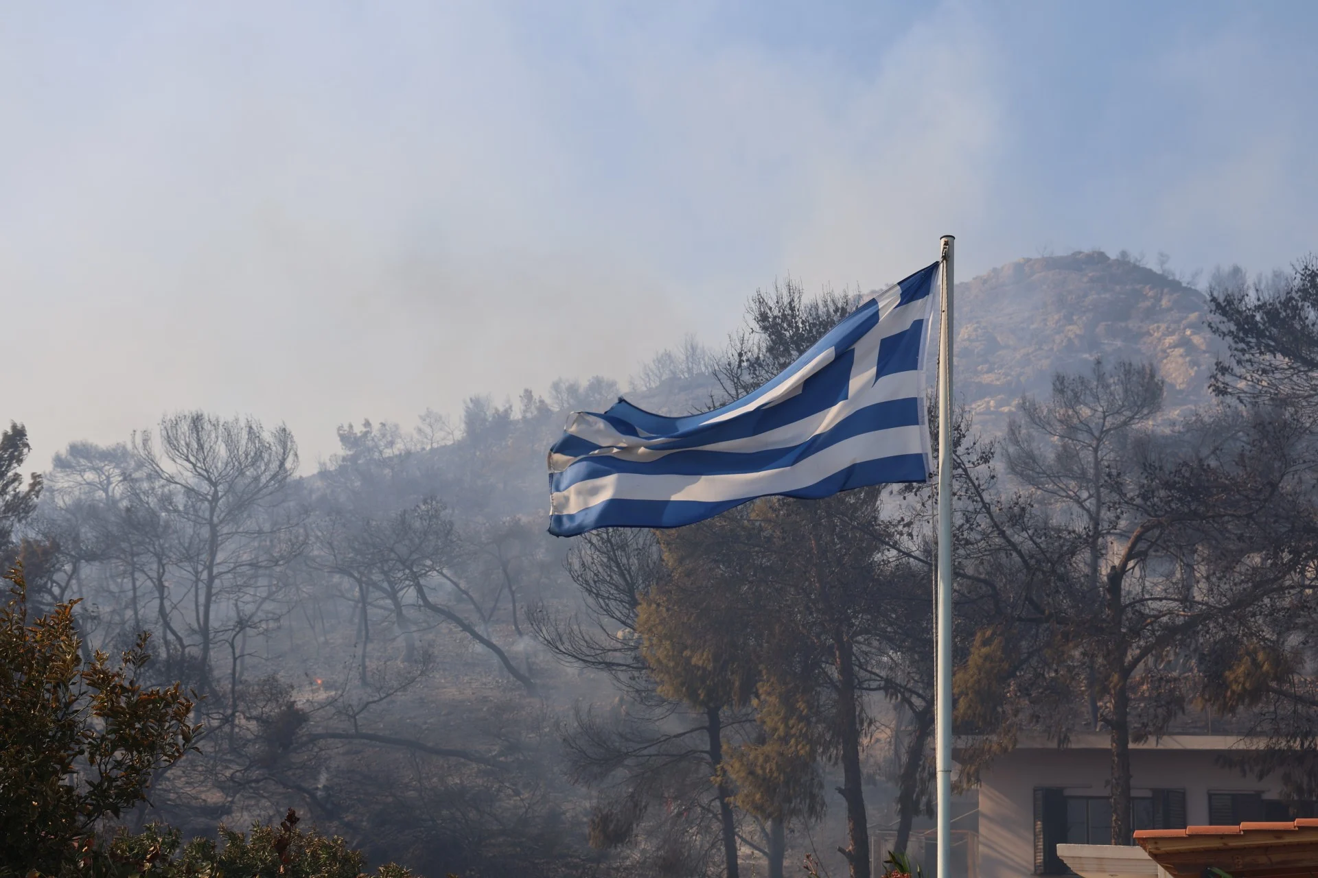 Πυρκαγιά στη Σαλαμίνα: Η κατάσταση των εγκαυματιών