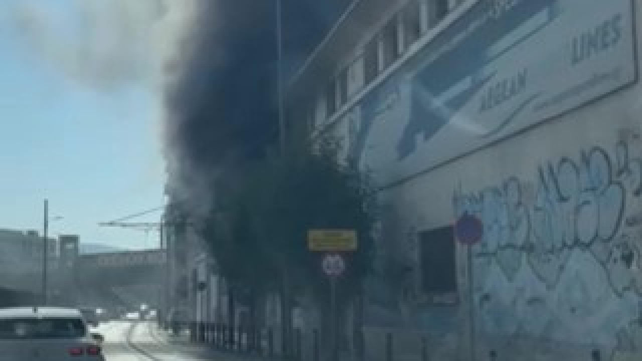 Φωτιά σε κτίριο στον Πειραιά, διακοπή κυκλοφορίας στην Ομηρίδου Σκυλίτση