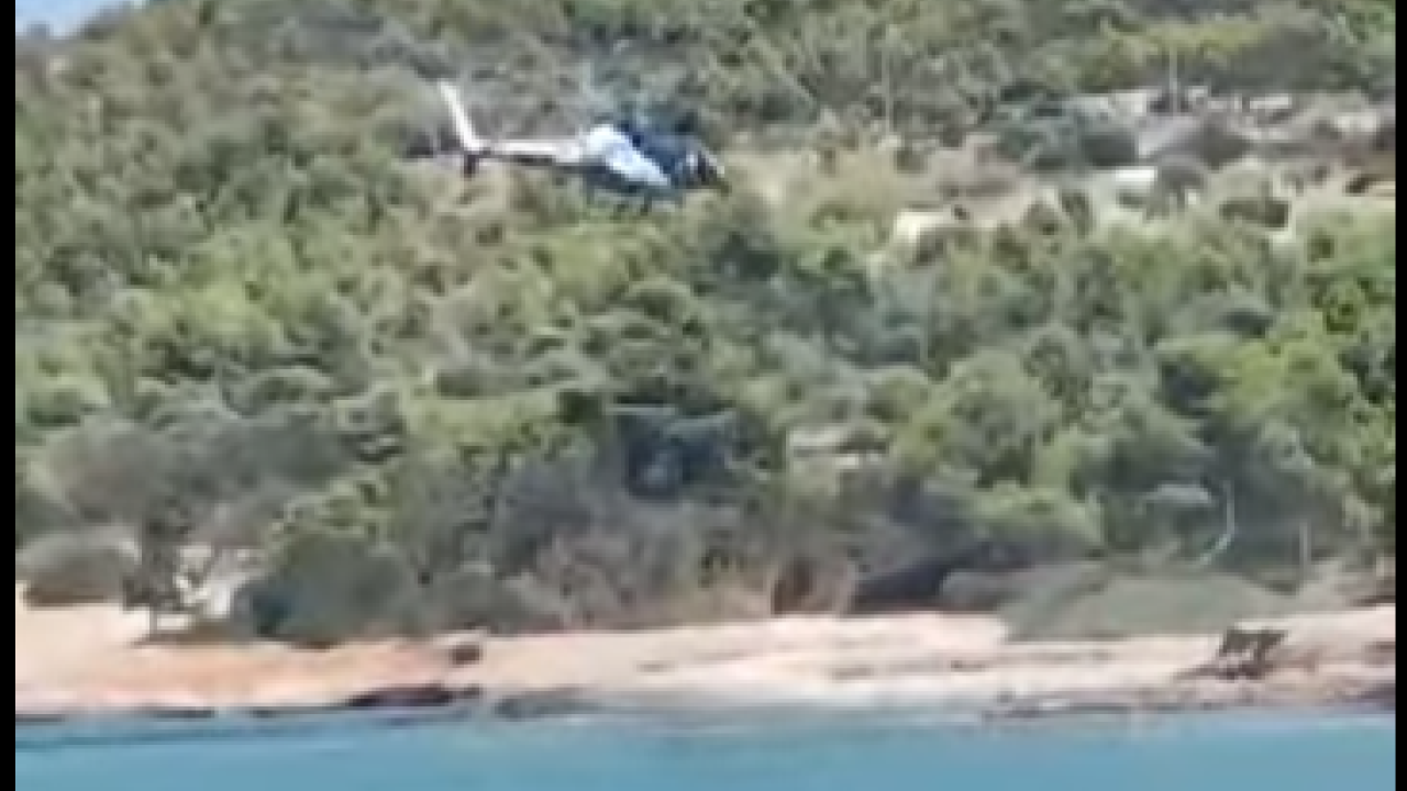 Σπέτσες: Ελικόπτερο προσγειώθηκε σε παραλία - Συνελήφθη επιβάτης - Βίντεο