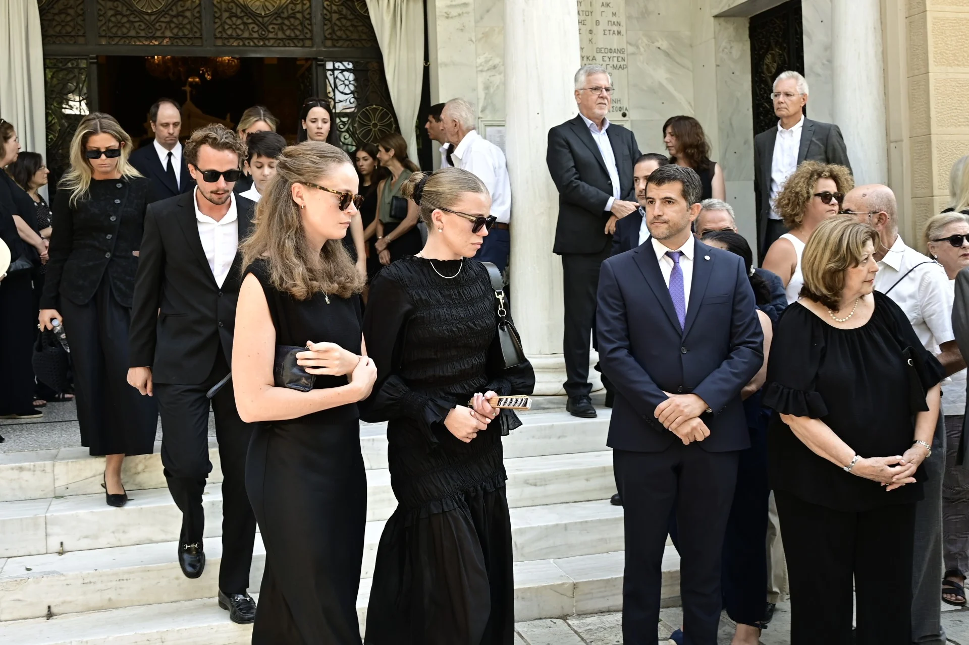Σε κλίμα συγκίνησης η κηδεία του Στέφανου Μάνου