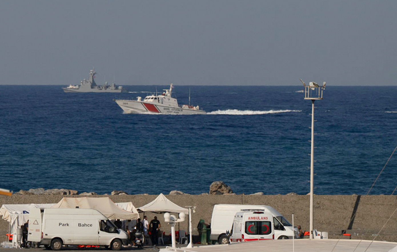 «Έσπασε η πλώρη από τα κύματα» κατέθεσε ο καπετάνιος – Καταγγελίες ότι οι πόρτες ήταν κλειδωμένες – News.gr