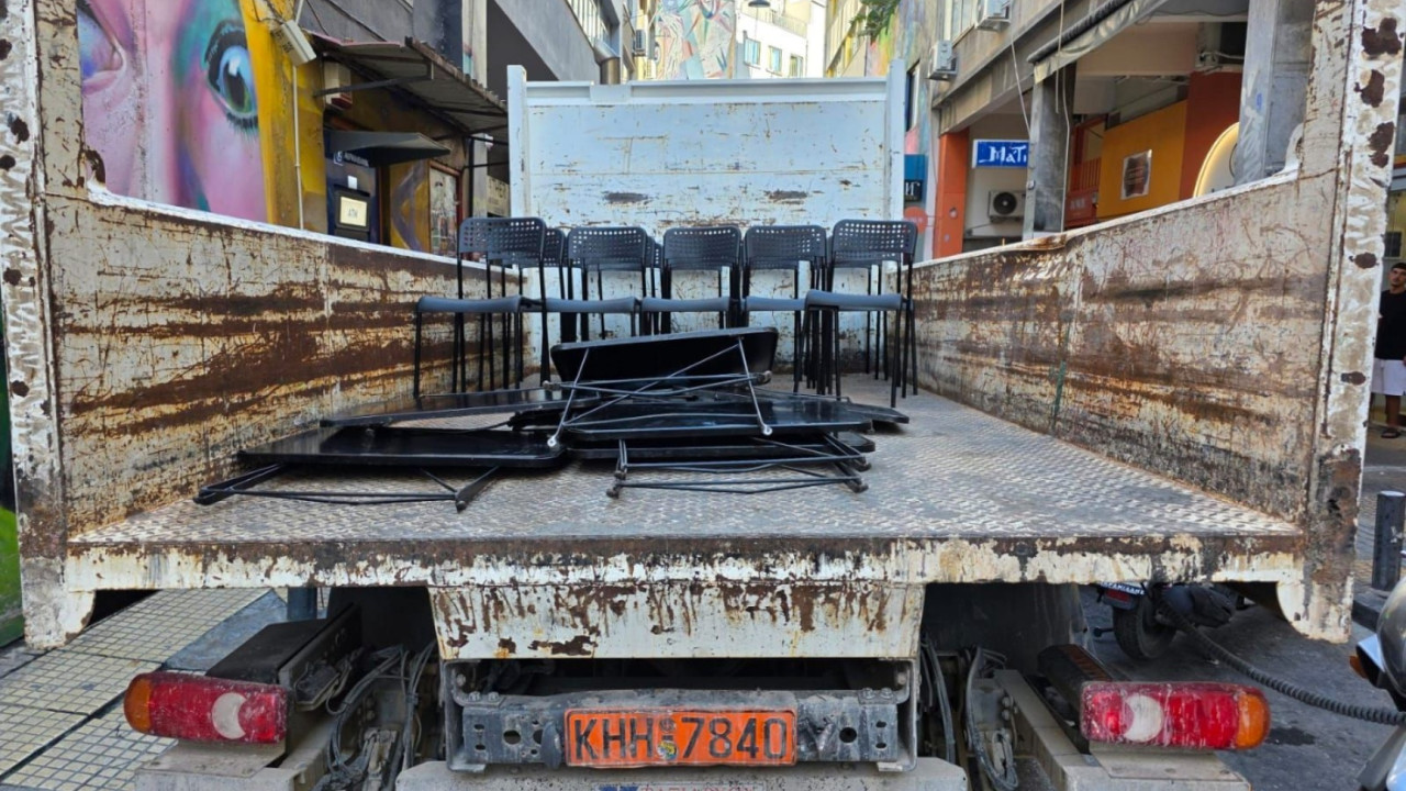 Δήμος Αθηναίων: Εντατικοί έλεγχοι για την προστασία των κοινόχρηστων χώρων – Απομακρύνθηκαν 240 τραπεζοκαθίσματα