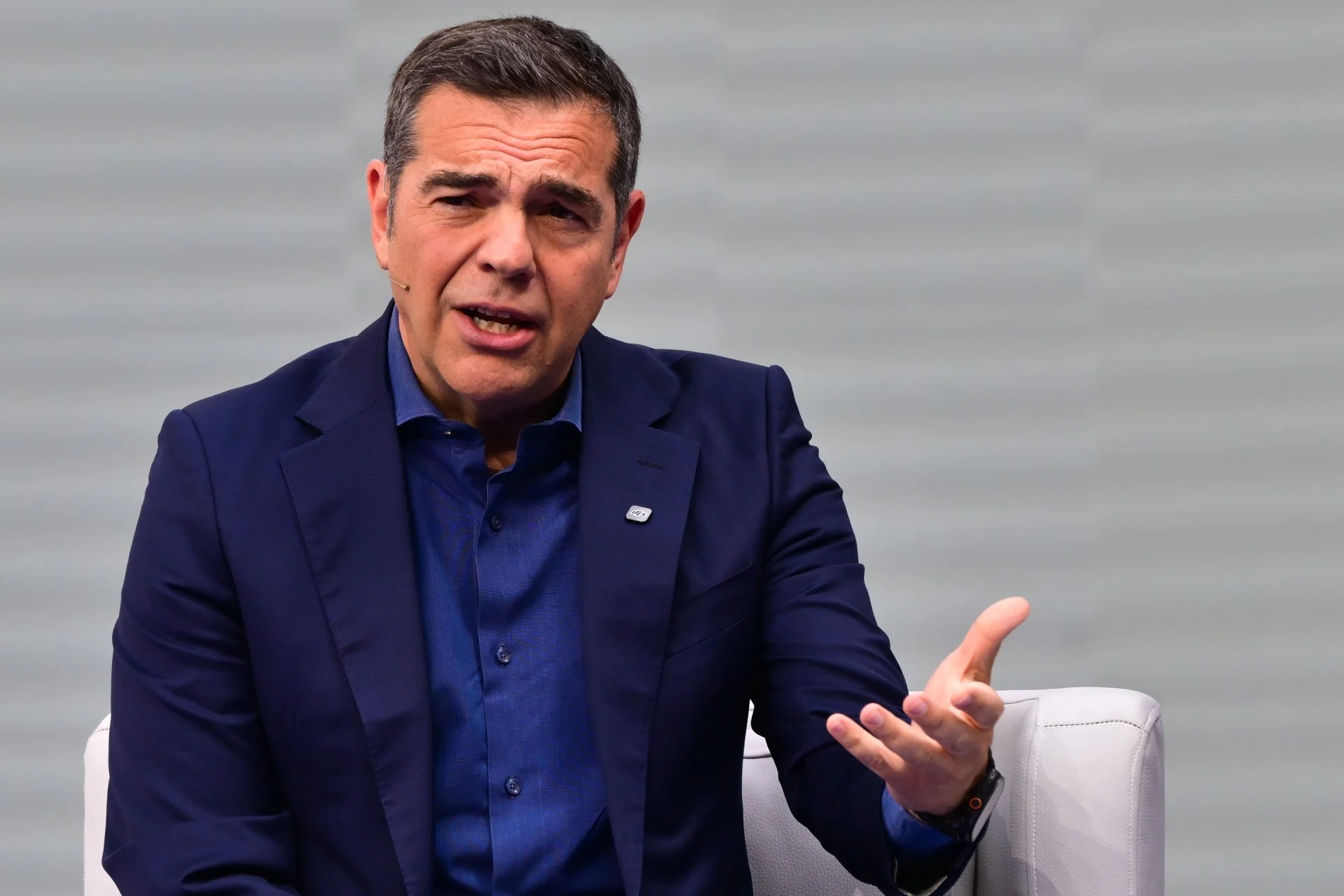 Όπου και να σταθούμε αυτές τις μέρες, η Ελλάδα μας πληγώνει