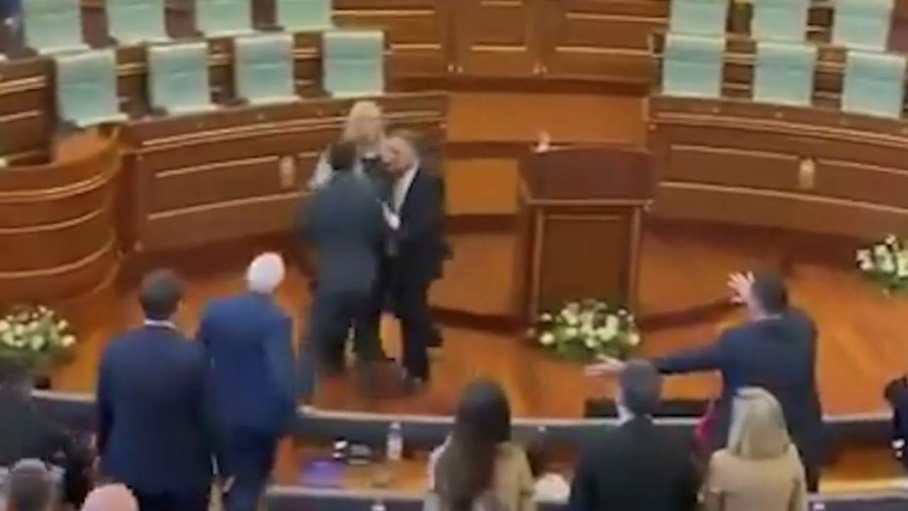 Χαμός στο Κόσοβο: Επίθεση με αυγά στον αναπληρωτή πρωθυπουργό Άλμπιν Κούρτι