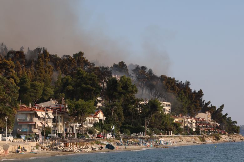 Πολλά σπίτια έχουν καταστραφεί – Ζημιές στον βιολογικό καθαρισμό της Σίβηρης – Μαζικές εκκενώσεις και απεγκλωβισμοί δια θαλάσσης – News.gr
