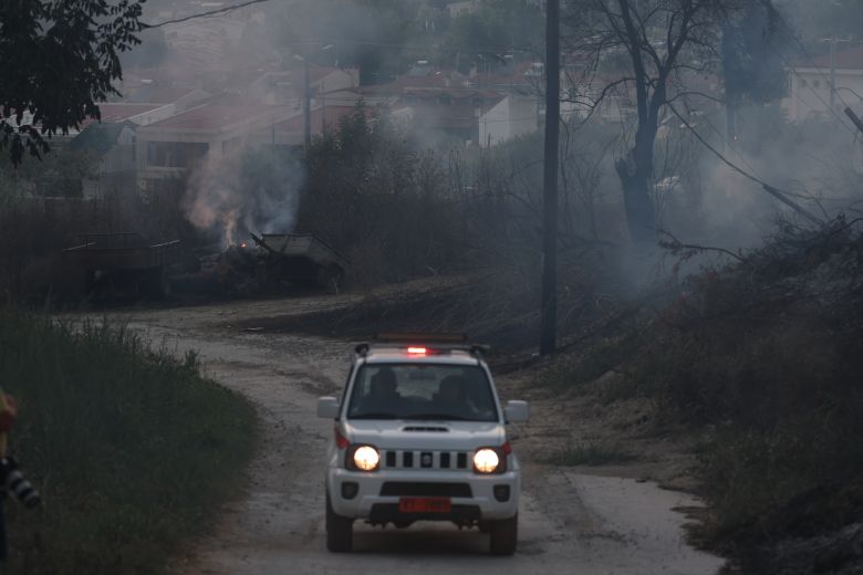 Ενισχύθηκαν τα πεζοπόρα τμήματα που θα επιχειρούν όλη τη νύχτα για να θέσουν την φωτιά υπό έλεγχο – News.gr