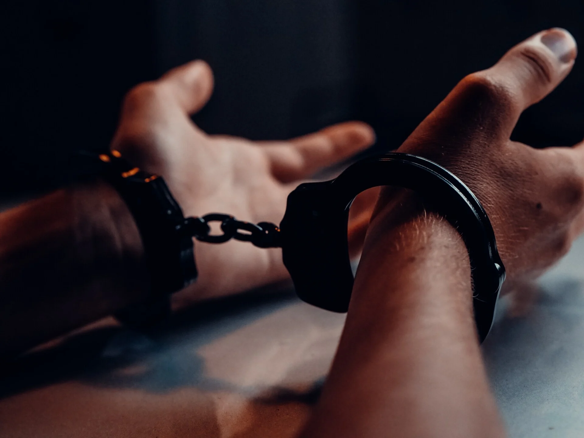 Χειροπέδες σε αστυνομικό μετά από καταγγελία για βιασμό, ενδοοικογενειακή βία και εξύβριση