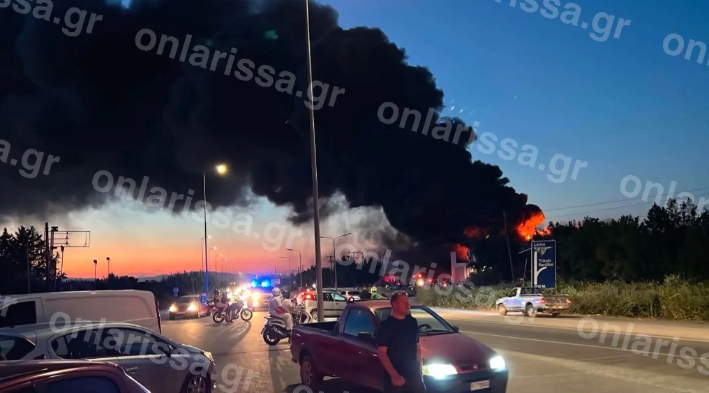 Φωτιά τώρα σε εργοστάσιο στη Λάρισα – Μαύροι καπνοί έχουν καλύψει τον ουρανό