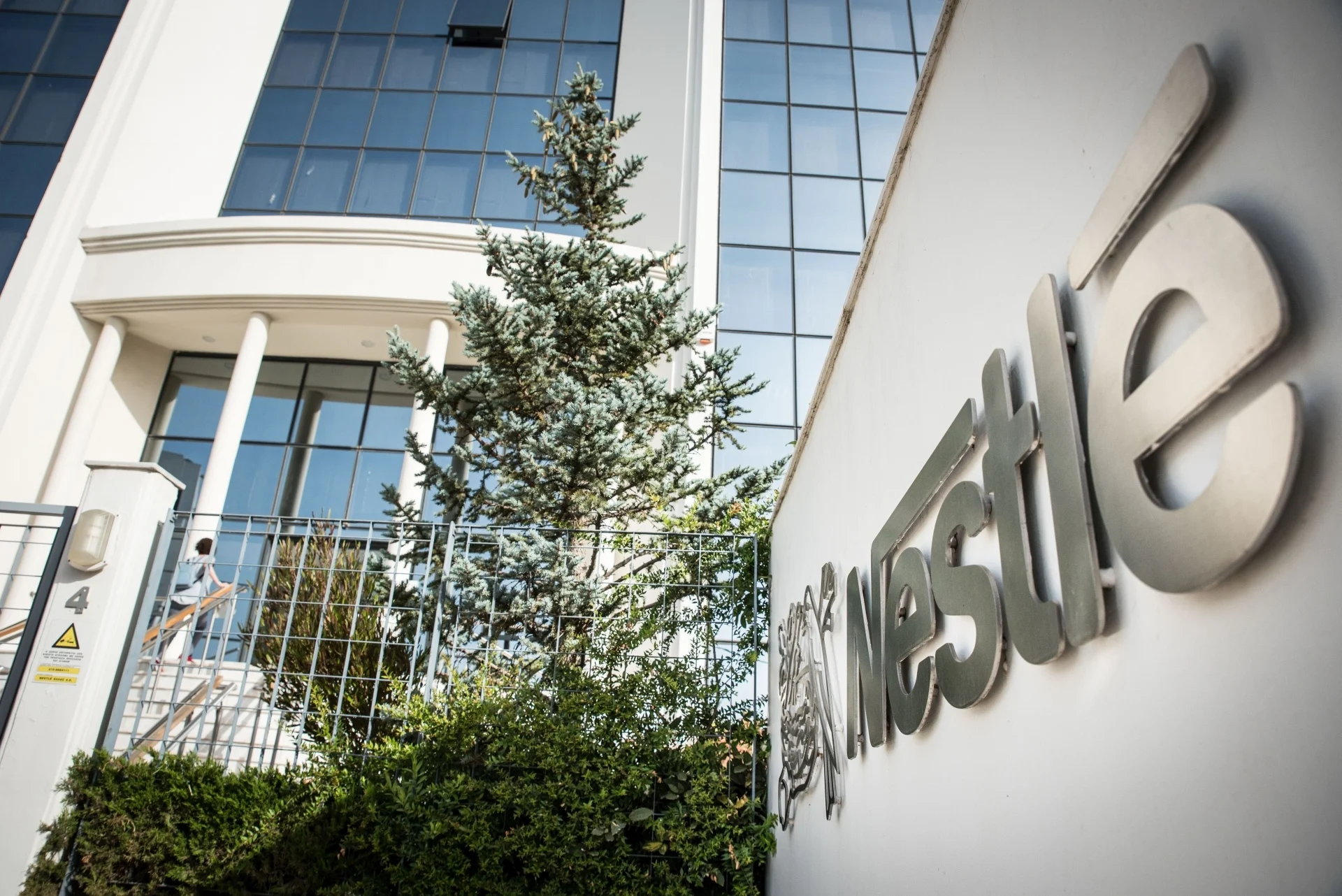 Τα «πλοκάμια» του Πούτιν σε Nestlé και Auchan – Υπό κρατικό έλεγχο τα περιουσιακά τους στοιχεία, τι απαντάει ο ελβετικός όμιλος