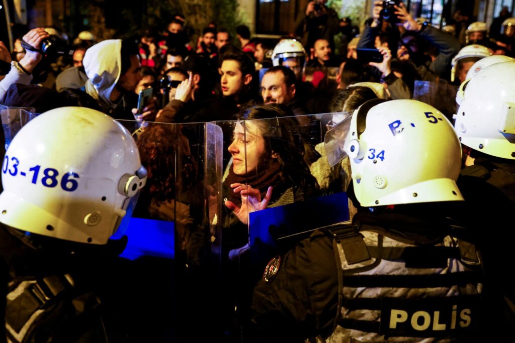 Συνταξιούχος αστυνομικός αυτοκτόνησε σε διαδήλωση για τις συντάξεις στην Άγκυρα