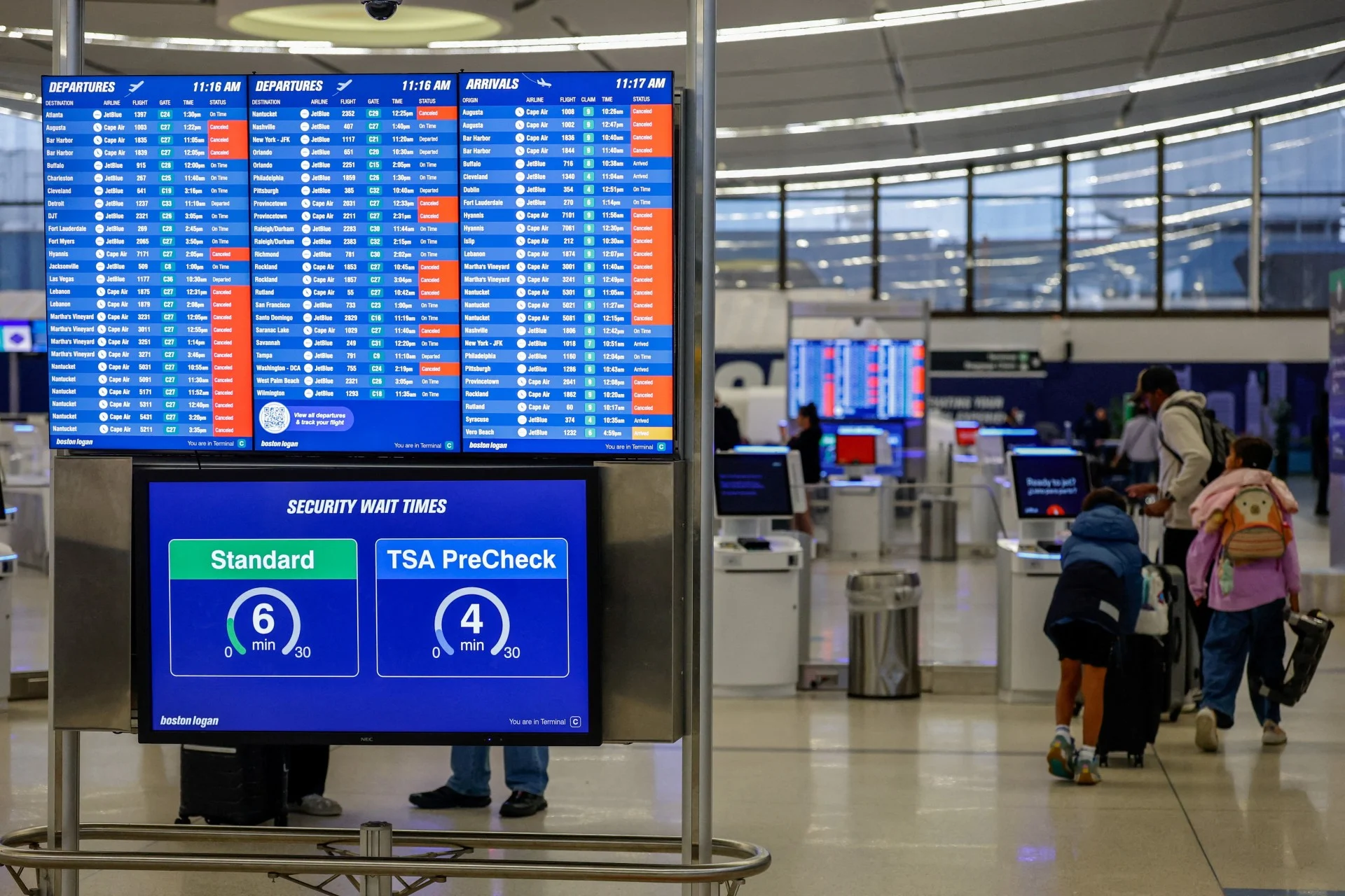 Ακυρώσεις πτήσεων και χιλιάδες νοικοκυριά χωρίς ρεύμα στα βορειοανατολικά λόγω σφοδρής καταιγίδας