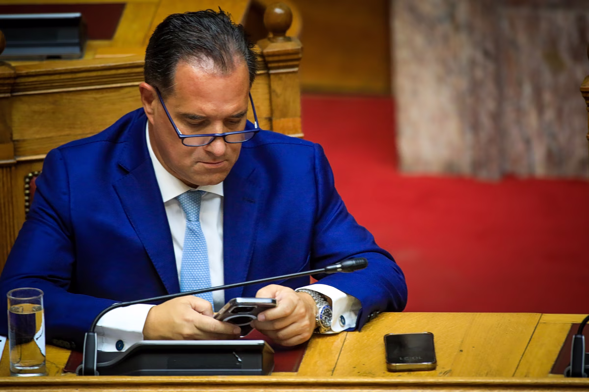 Στη συμμορία της μιζέριας και... το ChatGPT – Όταν το ΑΙ διαψεύδει τον Άδωνι για τον τζίρο στην εστίαση