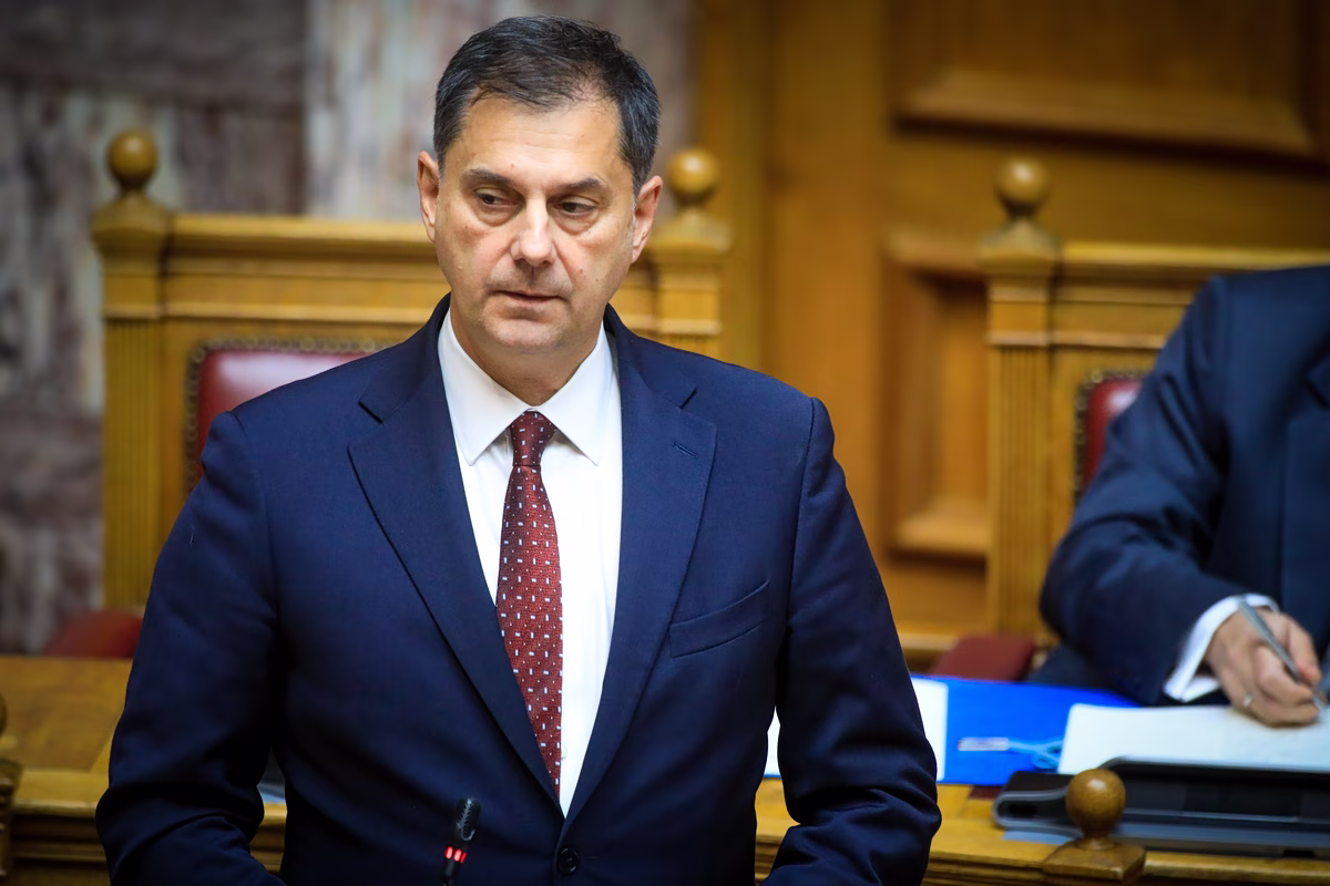 ΠΑΣΟΚ: Κρεσέντο αλαζονείας από τον υφυπουργό Θεοχάρη - Χαρακτήρισε την αντιπολίτευση ως «κόμματα των κακομοίρηδων»
