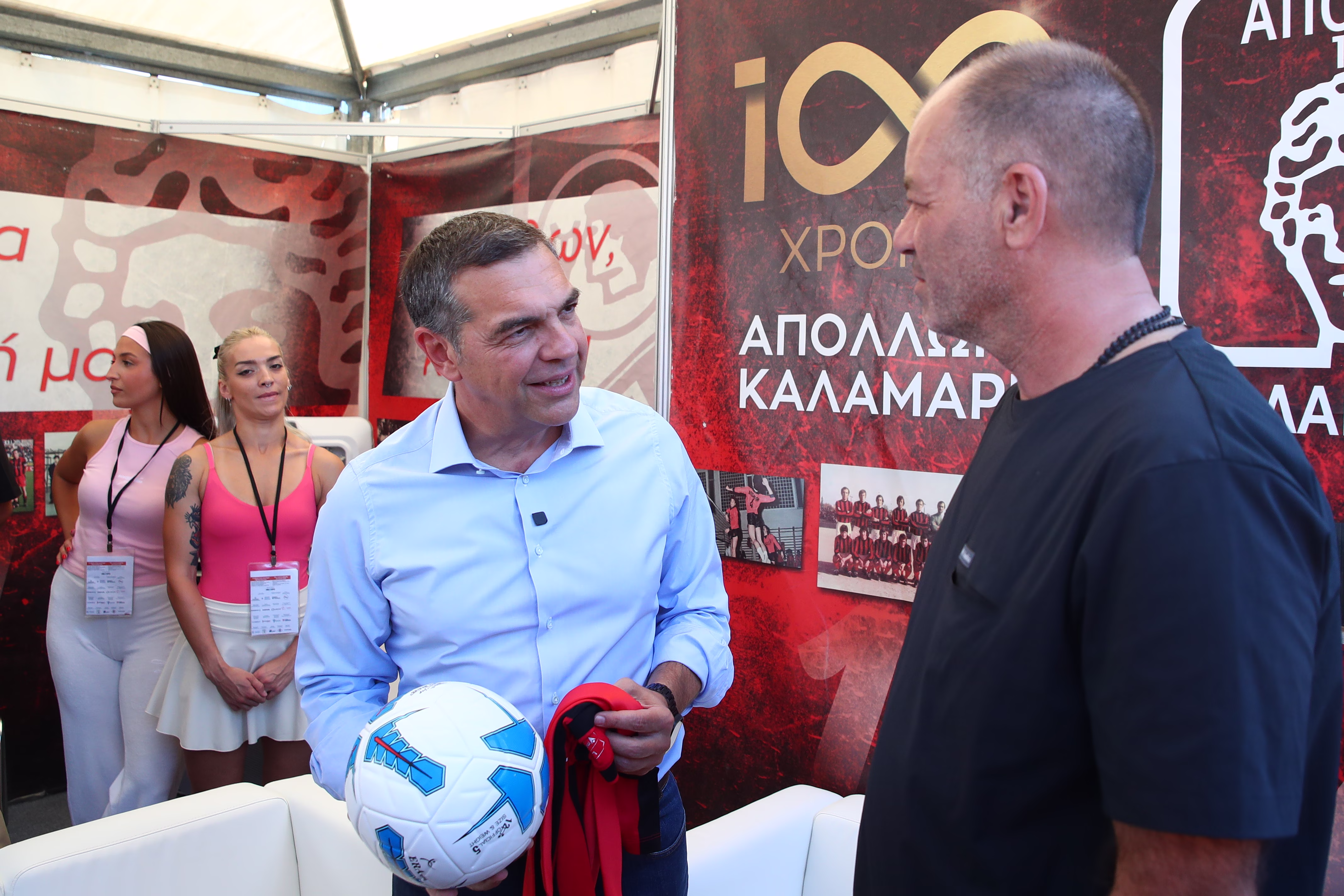 Ο Αλέξης Τσίπρας στα περίπτερα της ΔΕΘ: Δώρο φανέλα «Τσίπρας 26» και συλλεκτική γραβάτα - Χειραψία με Σχοινά και Χριστοδουλάκη