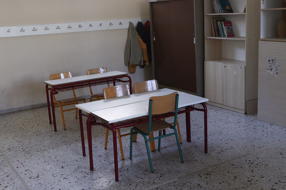 ΕΛΑΣ: Η ΝΔ αποφασίζει και διατάζει να «στοιβάζονται» μαθητές στις σχολικές τάξεις