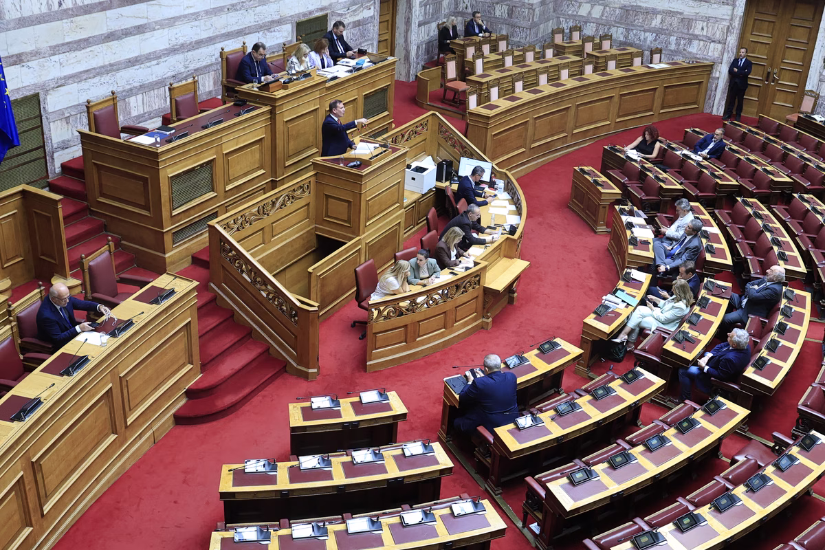 Άγρια κόντρα Φλωρίδη - Δουδωνή στη Βουλή: «Δες πως κατάντησες το κόμμα σου» - «Δες πως κατάντησες τον εαυτό σου»