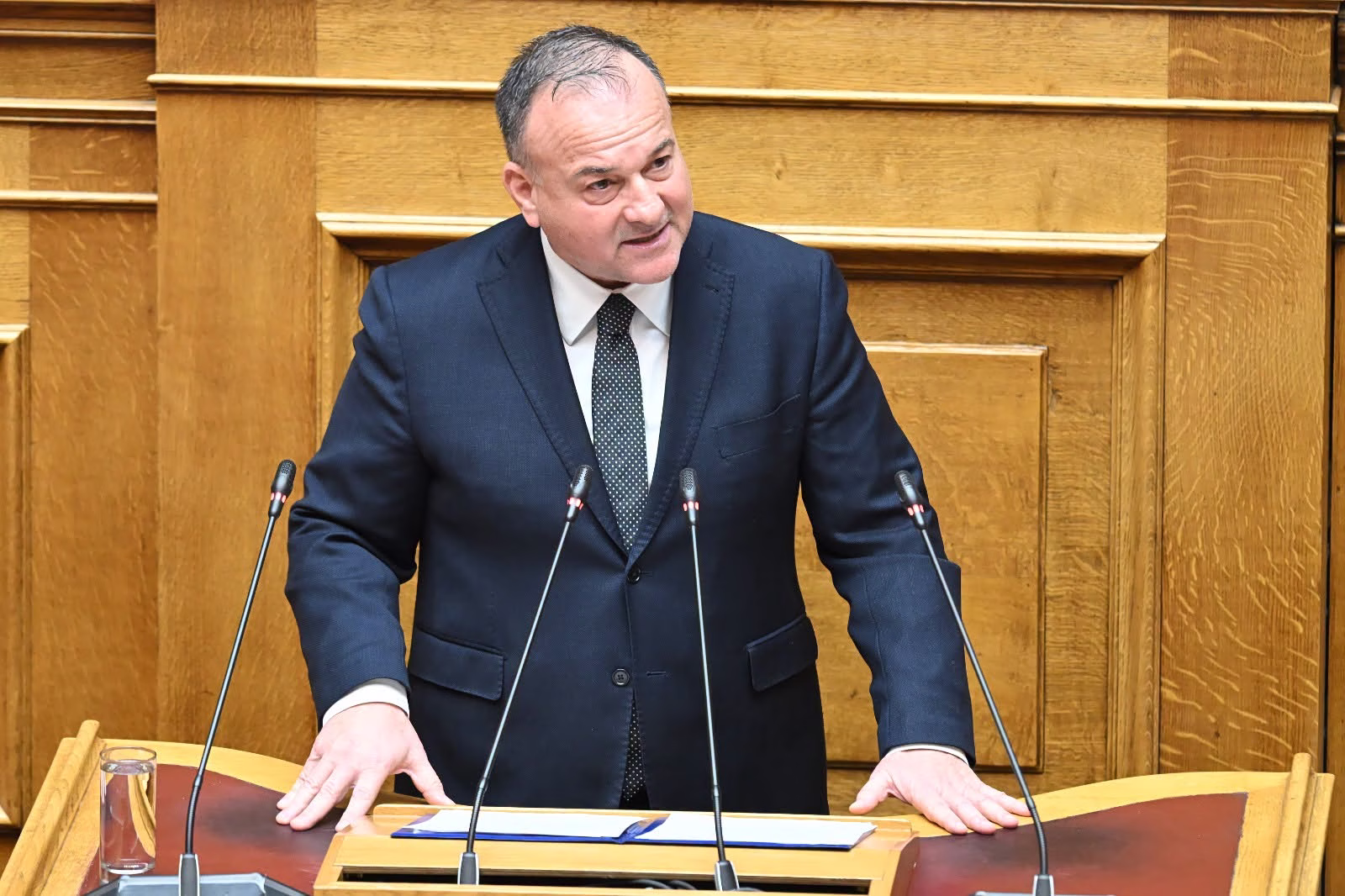«Γαλάζια» πυρά κατά Μαρινάκη για το επίδομα ανεργίας δύο μηνών - Σφοδρή κριτική από τον βουλευτή Γιάννη Παππά