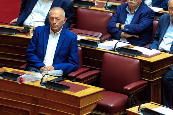 Με ένα γαρύφαλλο αποχαιρέτησαν τον Σπύρο Χαλβατζή στη Βουλή - Σήμερα η πολιτική κηδεία