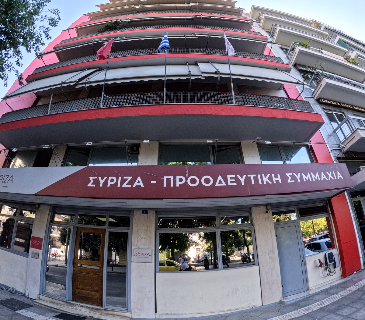 ΣΥΡΙΖΑ: Οι «οικονομικές επιτυχίες» του Μητσοτάκη τελειώνουν στις τιμές των πρατηρίων καυσίμων και των σούπερ μάρκετ