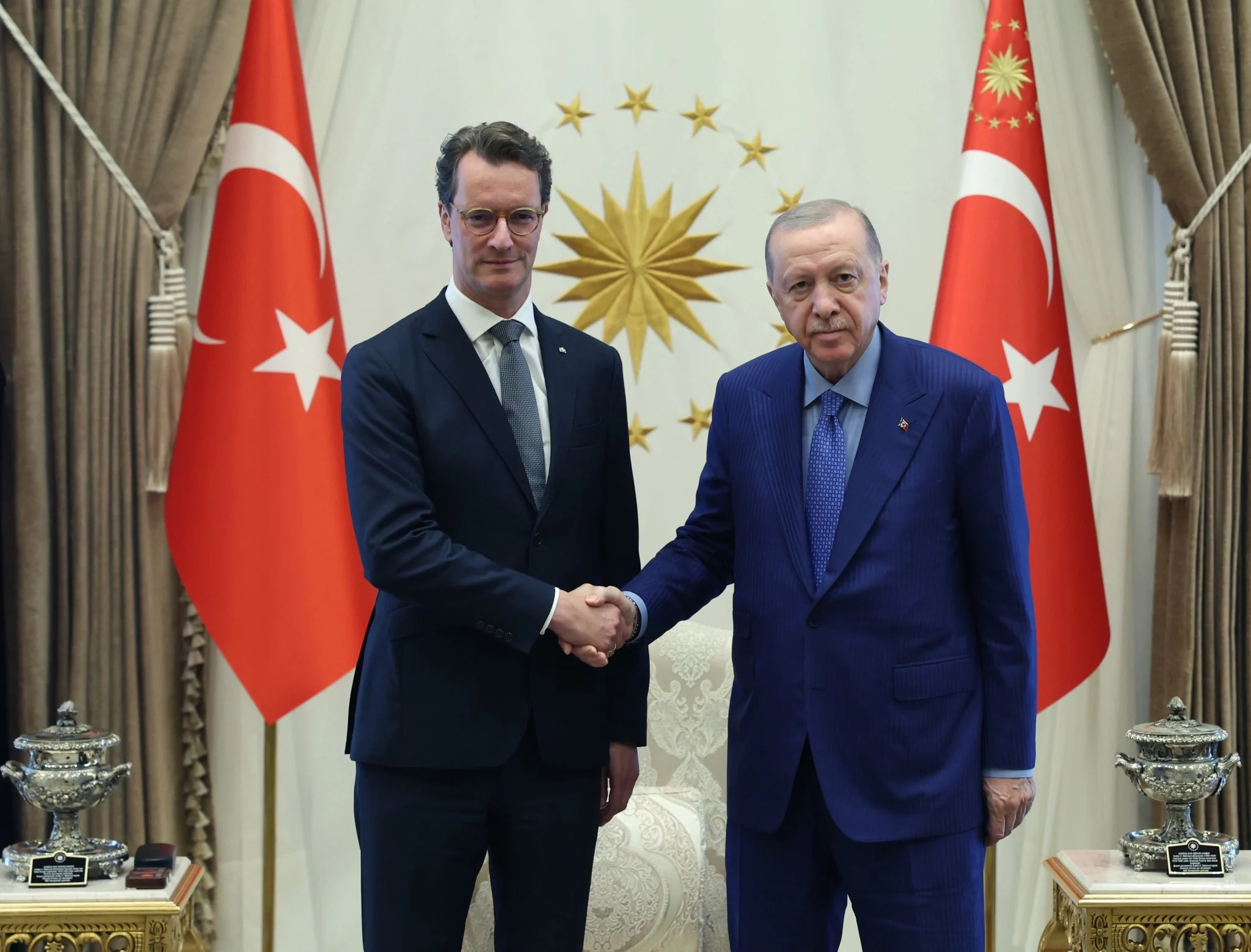 Γιατί ο υποψήφιος διάδοχος του Μερτς στην καγκελαρία επισκέφθηκε τον Ερντογάν