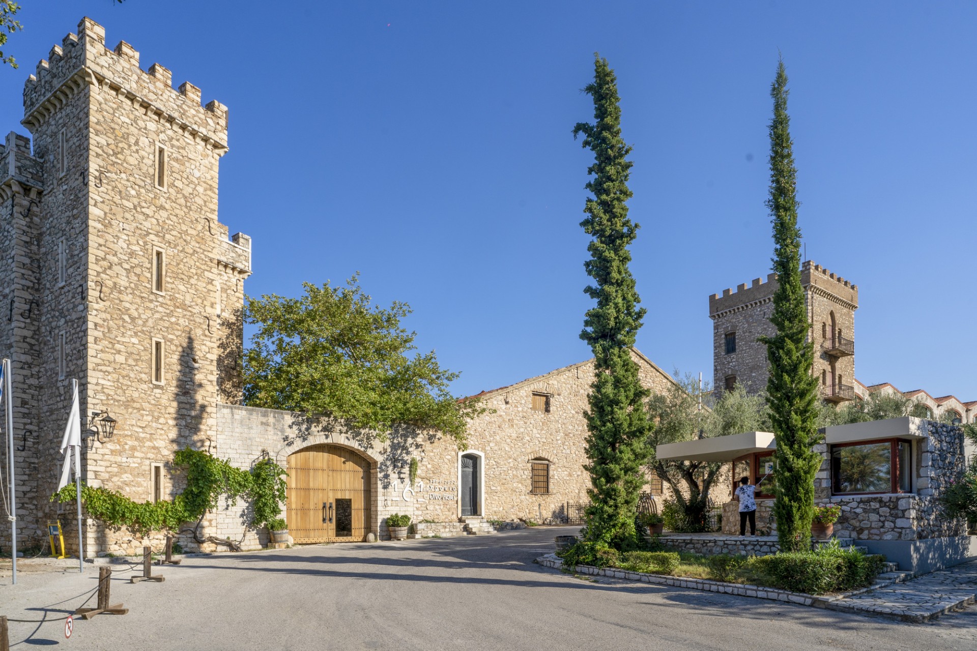 Η ΕΝΟΑΠ στηρίζει τα οινοποιεία RIRA και Achaia Clauss μετά τις πυρκαγιές
