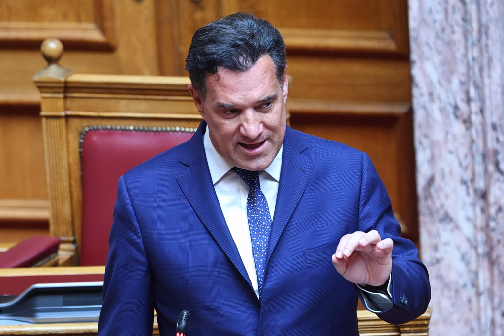 Ο Αδωνις άρχισε τις «συγγνώμες», με την κάλυψη του Μαξίμου