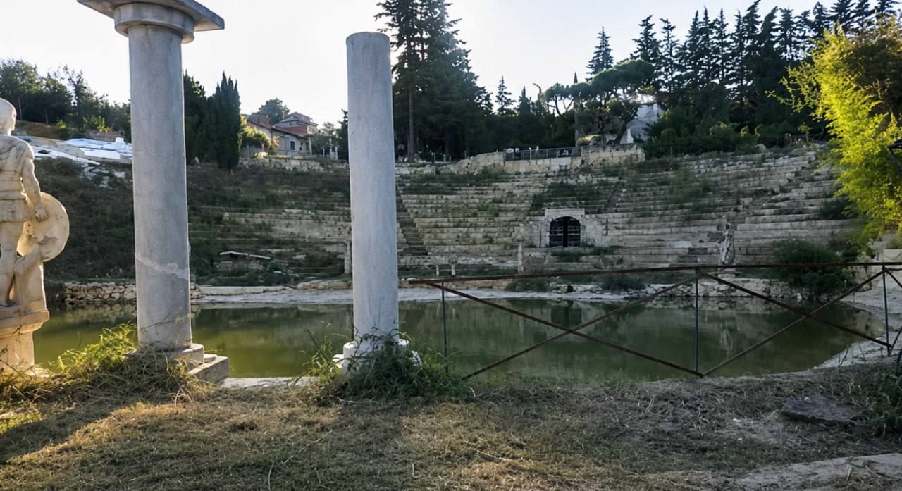Το «αρχαίο ελληνικό θέατρο» από φελιζόλ και διάσημοι επισκέπτες που δεν υπήρξαν