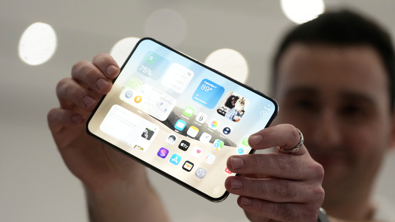 Ερωτήματα για την τιμή του νέου iphone: Αν δεν πρόκειται για τεχνολογικό θαύμα, πόσο θα πείσει το status symbol;