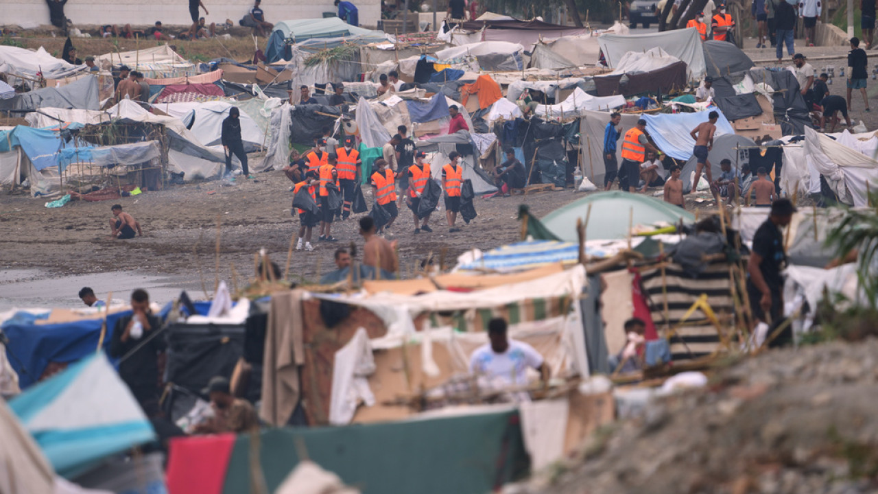 Θέουτα: Άρχισε η μεταφορά μεταναστών από παραλίες σε προσωρινό καταυλισμό